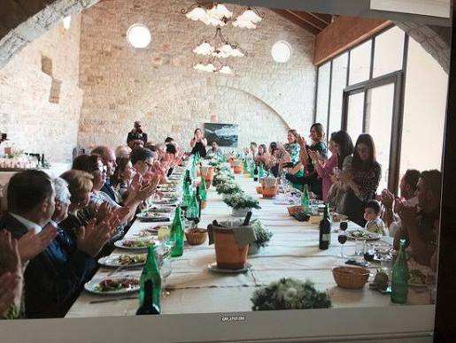 Un pranzo condiviso nella sala grande