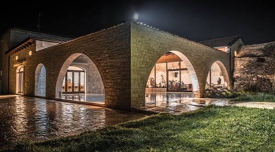 Gli archi della masseria illuminati di notte