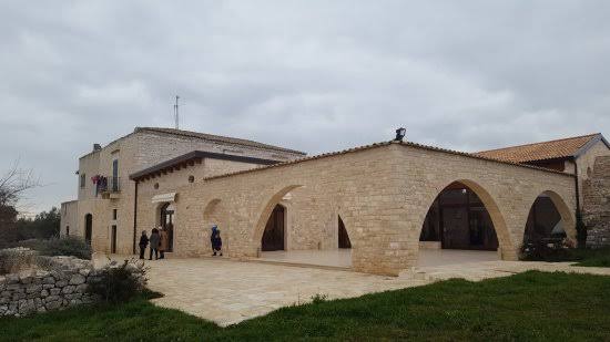 L'Agriturismo Occhio Mininno visto dal cortile