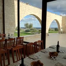 Archi in pietra affacciati sulla campagna