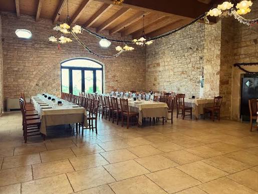 La grande sala apparecchiata per un pranzo