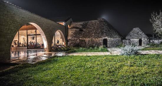 La masseria e il trullo di notte